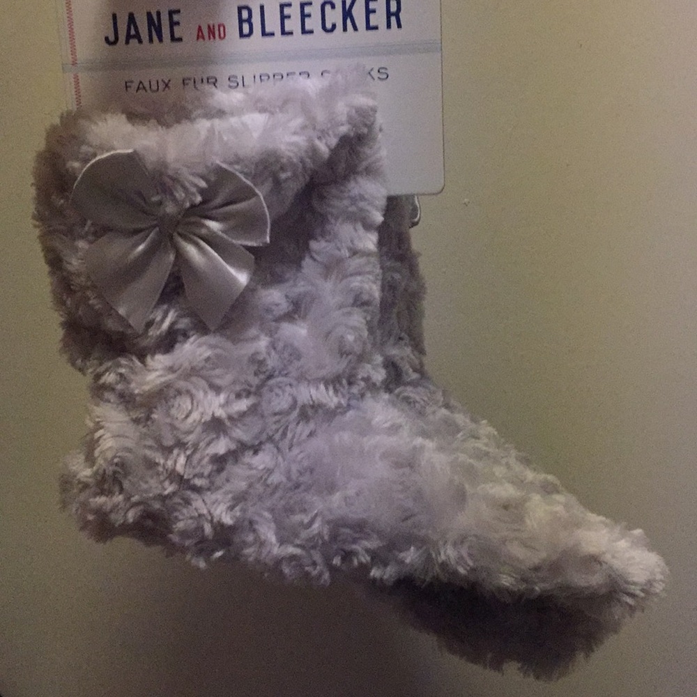 BRAND NEW faux fur slipper booties. 😻